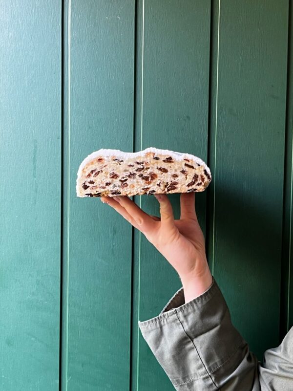 Rosinenstollen_Hand_1000px_web Dinkelstollen